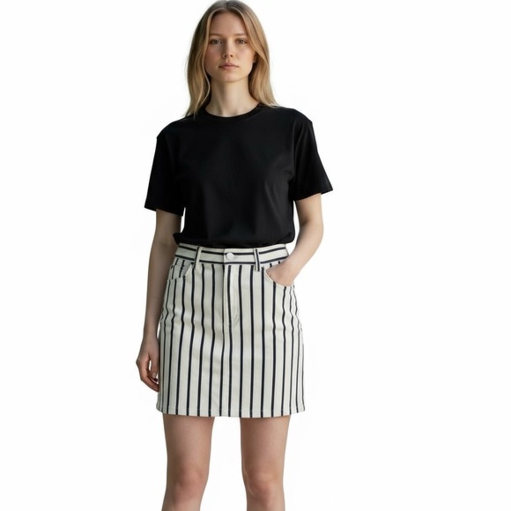 Michael Kors skirt white/navy striped with front pockets. Great condition. Size8